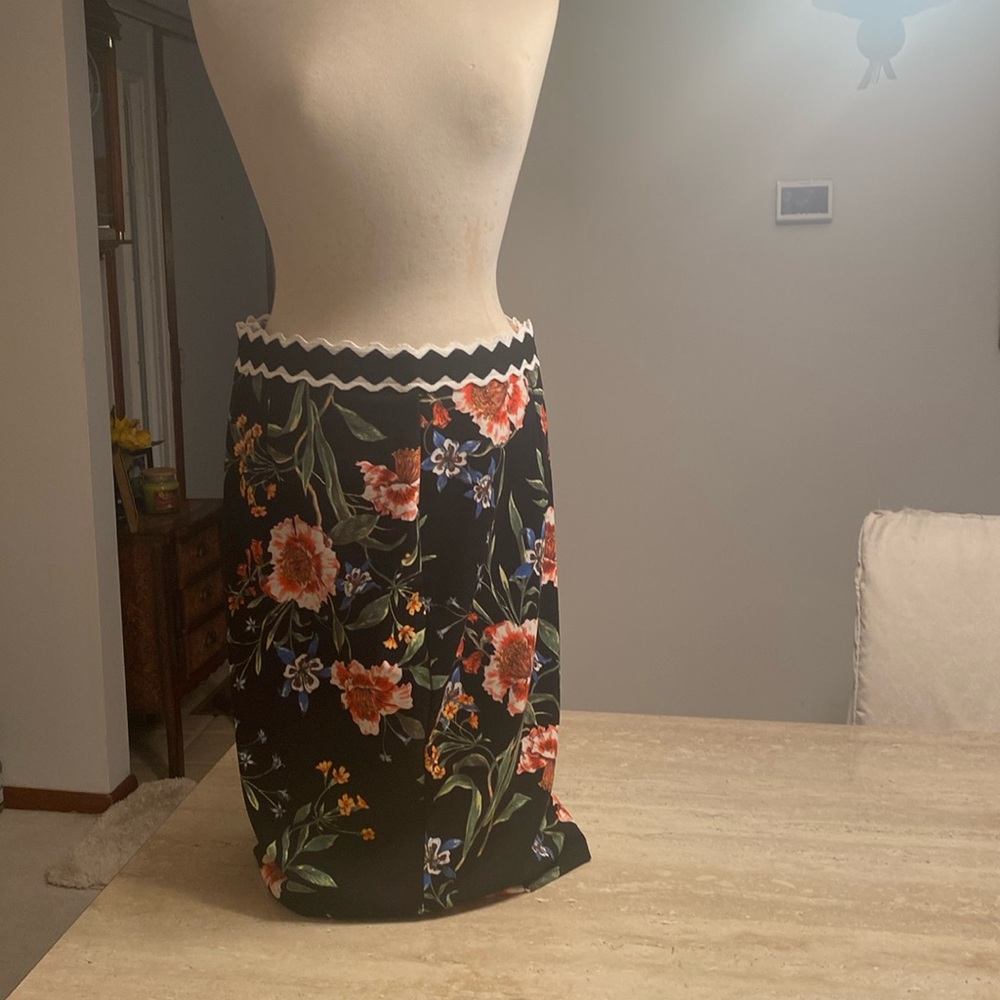 Rachel Roy NWOT, floral pencil skirt, see measurements in photos below.
